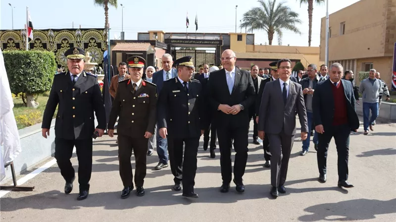 محافظ القليوبية يضع إكليلًا من الزهور على النصب التذكاري لشهداء الشرطة