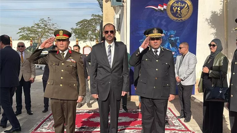 محافظ سوهاج يضع إكليلًا من الزهور على النصب التذكاري لشهداء الشرطة