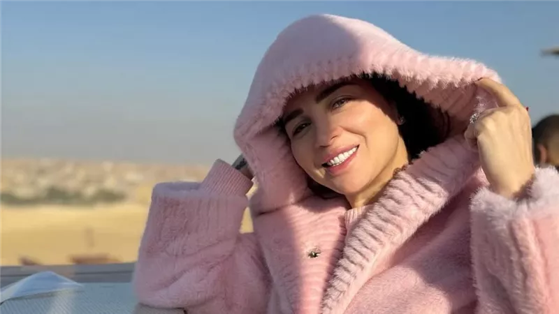 «بإطلالة شتوية».. مي عز الدين تنشر صورًا لها بجوار الأهرامات| صور