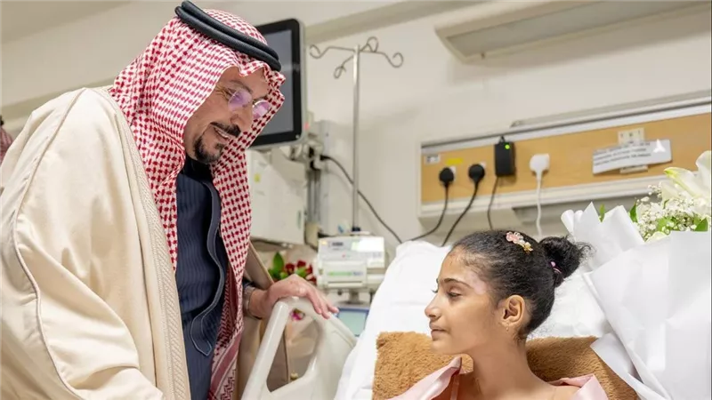 أمير القصيم يزور الطفلة السودانية ويبلغها رسالة من الملك سلمان| فيديو