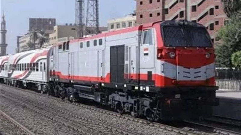 مصرع فرد أمن تحت عجلات القطار أثناء عبوره مزلقان دماريس بالمنيا