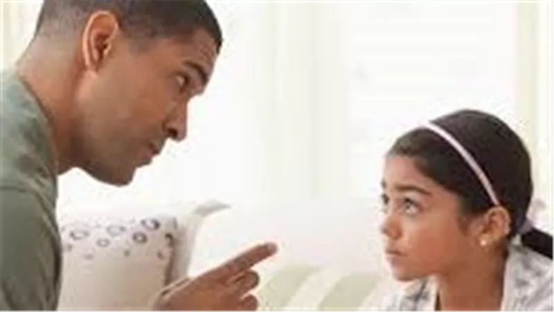 انتبه جيدًا.. أخطاء شائعة قد يرتكبها الأب مع ابنته المراهقة دون قصد