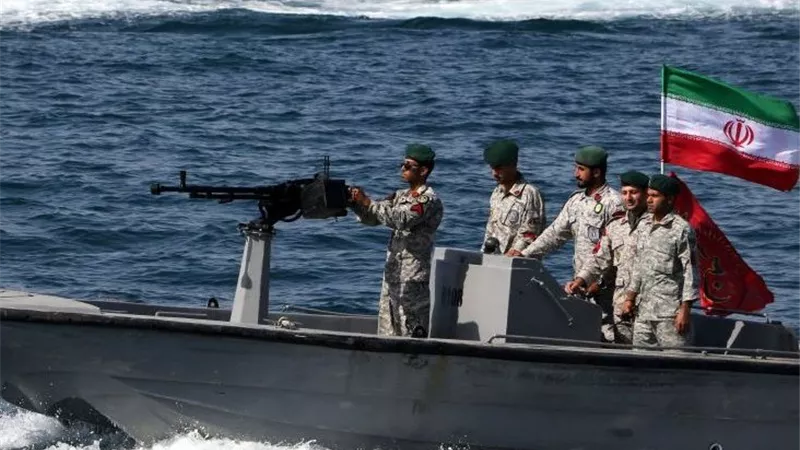 إيران تتحدى الولايات المتحدة: أسطولكم البحري لا يرهبنا.. ومستعدون للرد