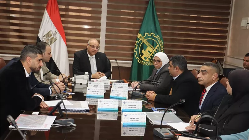 محافظ القليوبية يناقش مستجدات مشروع تطوير كورنيش النيل وممشى أهل مصر ببنها