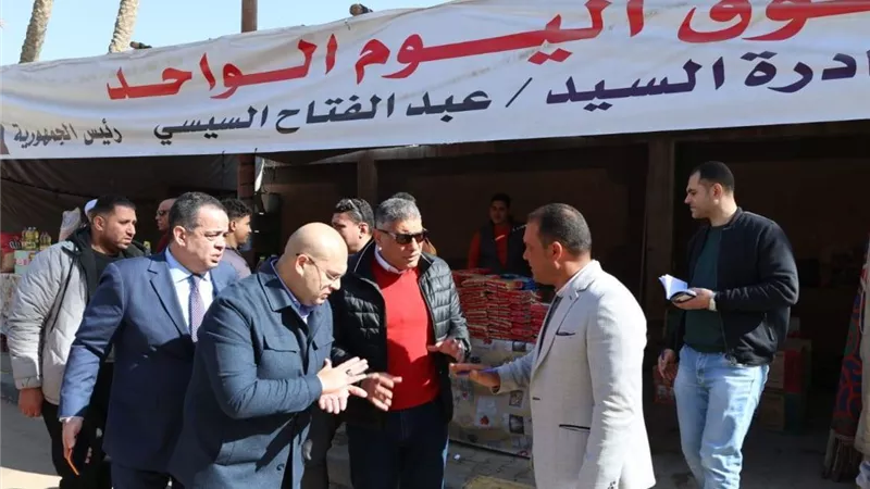 محافظ الجيزة يتفقد سوق 