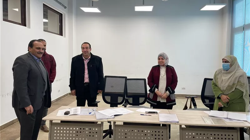 رئيس جامعة بنها الأهلية يتفقد مناقشات مشاريع تخرج أول دفعة بكلية الهندسة