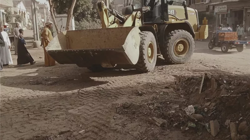 محافظ قنا: رفع 22 طن تراكمات ومخلفات صلبة من الطرق الرئيسية بقوص