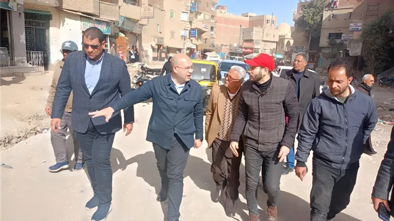 نائب محافظ الجيزة يتفقد مشروعات خدمية ويستعرض خطة تطوير مزلقان برطس|صور