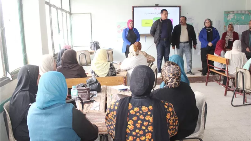 مدير تعليم سوهاج يتابع تدريب المعلمين المساعدين ضمن مسابقة 30 ألف معلم