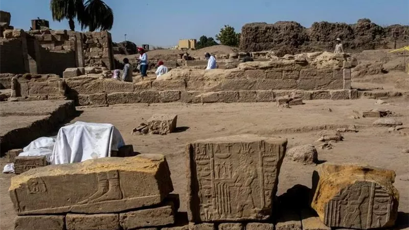 بعد 8 سنوات من التنقيب.. تفاصيل الكشف الأثري الجديد بالكرنك|فيديو