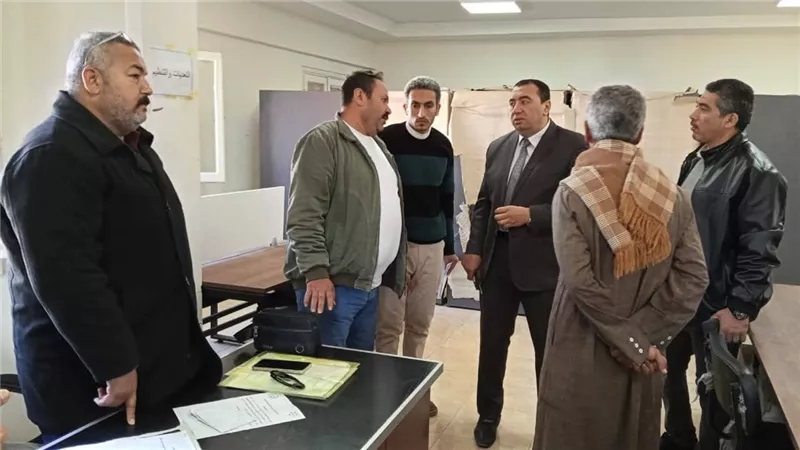 رئيس مدينة كفر الدوار يتابع انتظام العمل بقرية كوم البركة