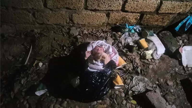 بجوار مستشفى خاص.. العثور على طفلة رضيعة ملقاة فى منطقة المحطة بإدفو 