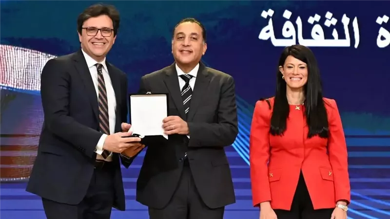 رئيس الوزراء يسلم وزير الثقافة جائزة التميز الحكومي لتمكين المرأة