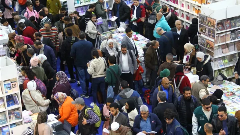 إقبال واسع على إصدارات هيئة الكتاب ومبادرة «مكتبة لكل بيت» بمعرض الكتاب