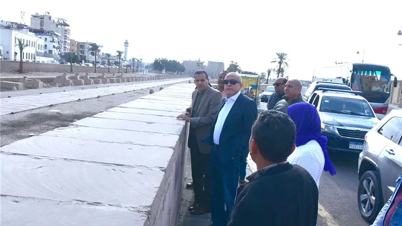 محافظ الأقصر يتفقد أعمال تنظيف وتجميل ورفع القمامة في طريق الكباش
