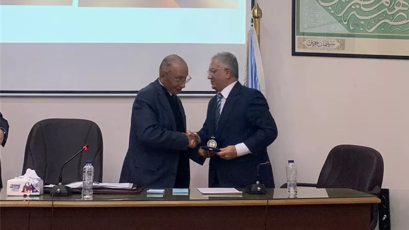 المجمع العلمي المصري يكرم وزير الآثار الأسبق بقلادة تذكارية