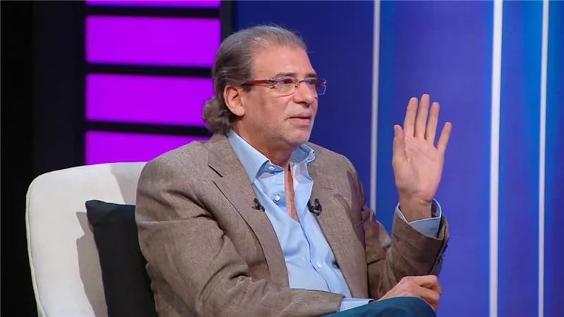لأول مرة.. خالد يوسف يكشف سبب بكاء محمد منير أمام يوسف شاهين في «المصير»