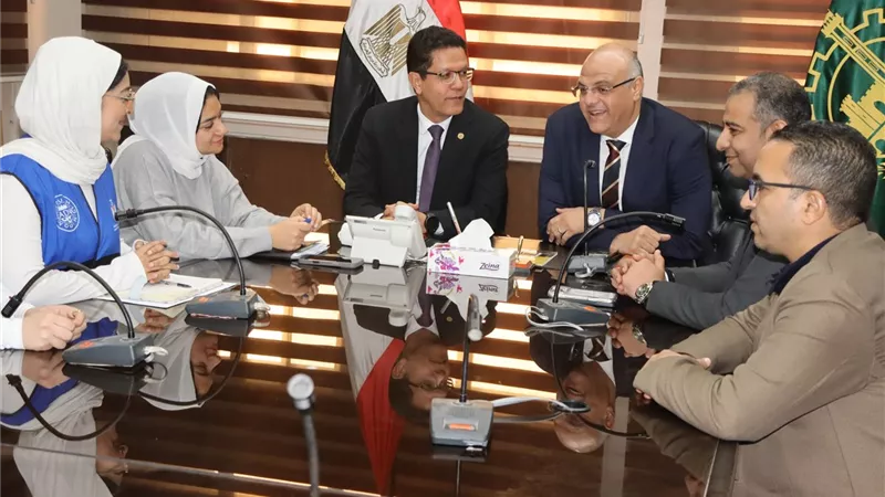 محافظ القليوبية ورئيس جامعة بنها يلتقيان بشباب «YLY»