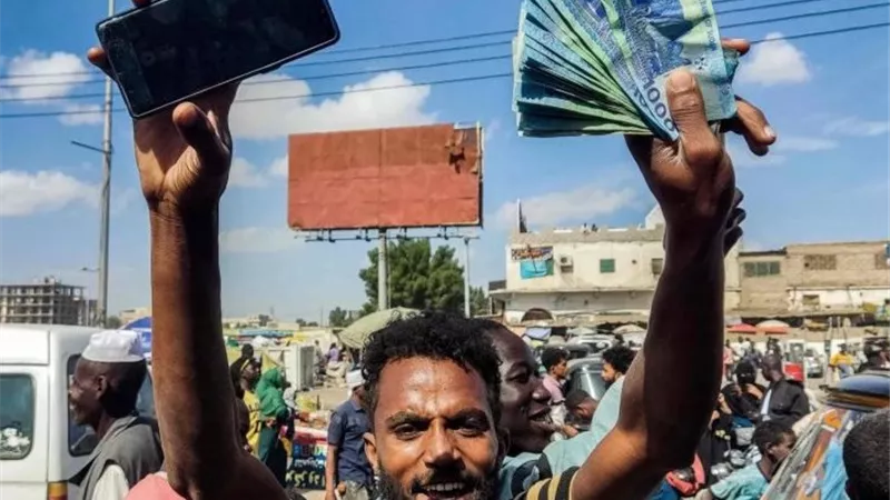 «رواتب لا تكفي أسبوعًا»… نيران الأجور تلتهم السودانيون أسرع من بنادق الحرب