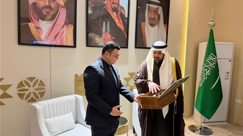 وزير الإسكان يبحث توطين التكنولوجيا وجذب الاستثمارات في «إيفات» السعودية