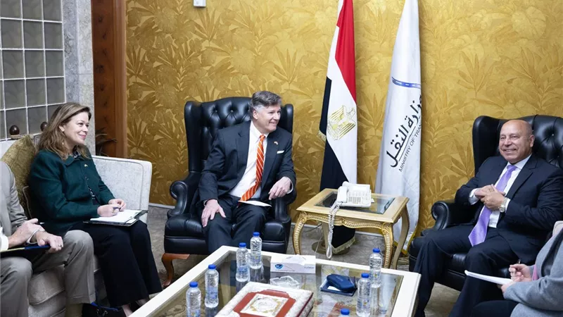 مصر وأمريكا تبحثان تعزيز التعاون في النقل والصناعة وجذب الاستثمارات