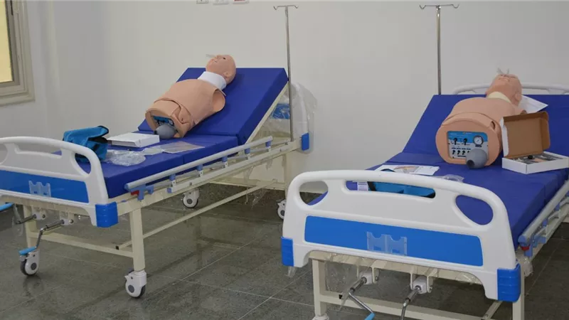 رئيس جامعة أسيوط يستعرض أداء مستشفى صحة المرأة