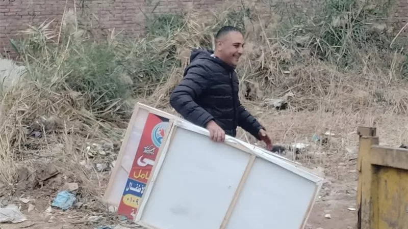 رفع الإشغالات واللافتات غير المرخصة بشارع النبوي المهندس بحي شرق كفر الشيخ