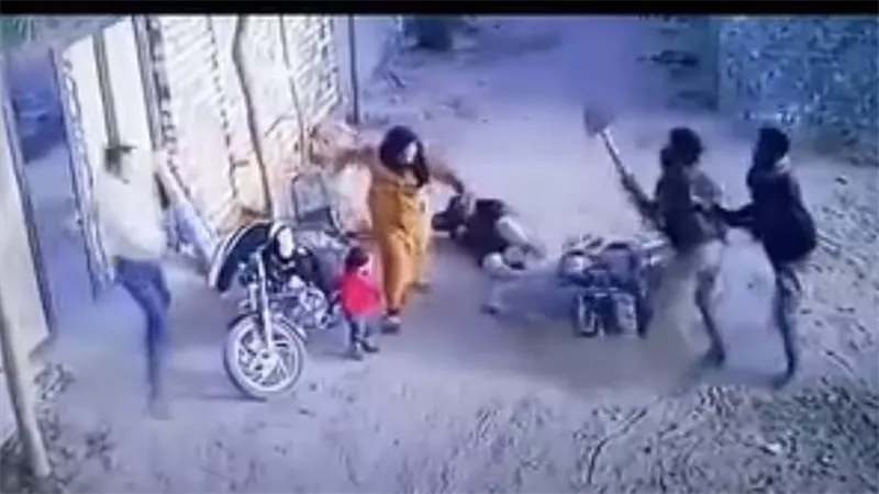 «لعب عيال وخلافات جيرة».. تفاصيل التعدي على أسرة أمام منزلهم بالشرقية 