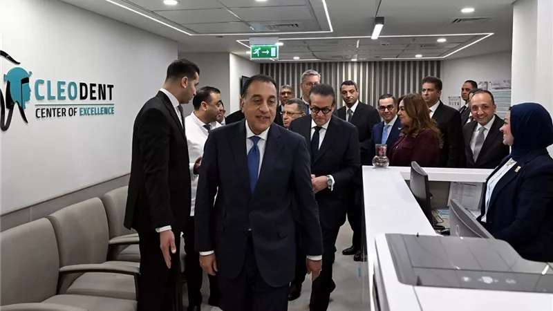 رئيس الوزراء يتفقد عددا من الأقسام المختلفة بمستشفى كليوباترا|صور