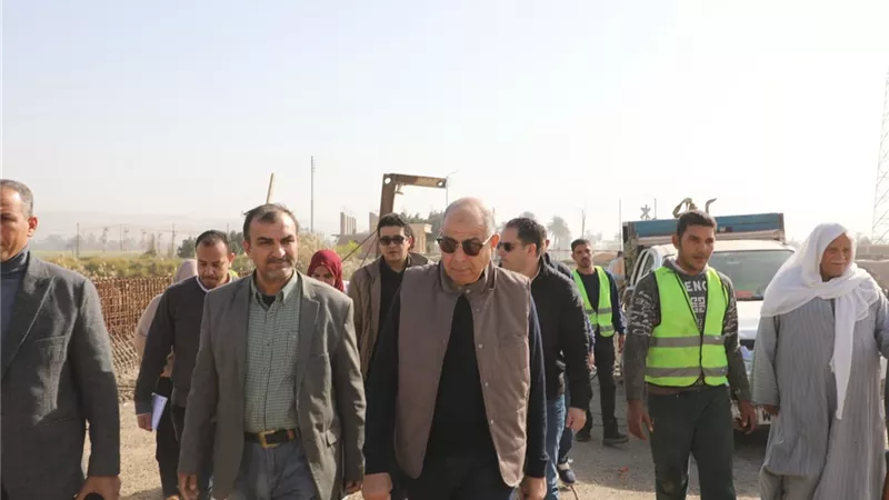محافظ المنيا يتفقد الأعمال الإنشائية لكوبري «عزب التل» بديرمواس