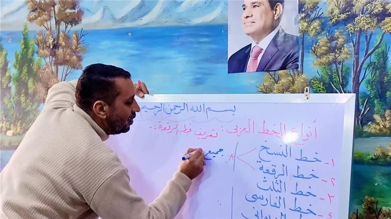 مبادرة «أجازتك في مركز شباب».. إبداع فني للنشء في ورش الخط العربي بقلين