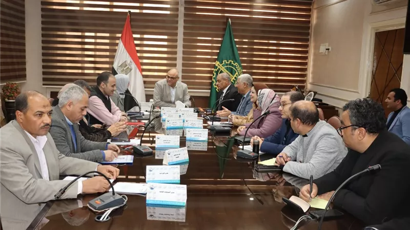 محافظ القليوبية يعقد اجتماعا مع شركات الكهرباء لتطوير منظومة الإنارة