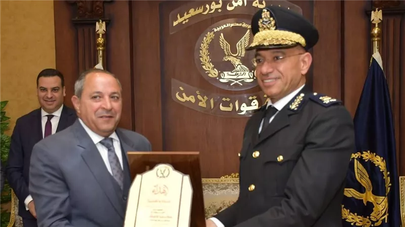 محافظ بورسعيد يزور قوات الأمن ويقدم التهنئة لأفراد وضباط الشرطة