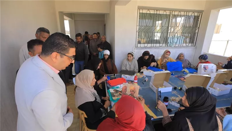 نائب محافظ الأقصر يتفقد أنشطة مبادرة تمكين بقرية حاجر الضبعية بمدينة القرن