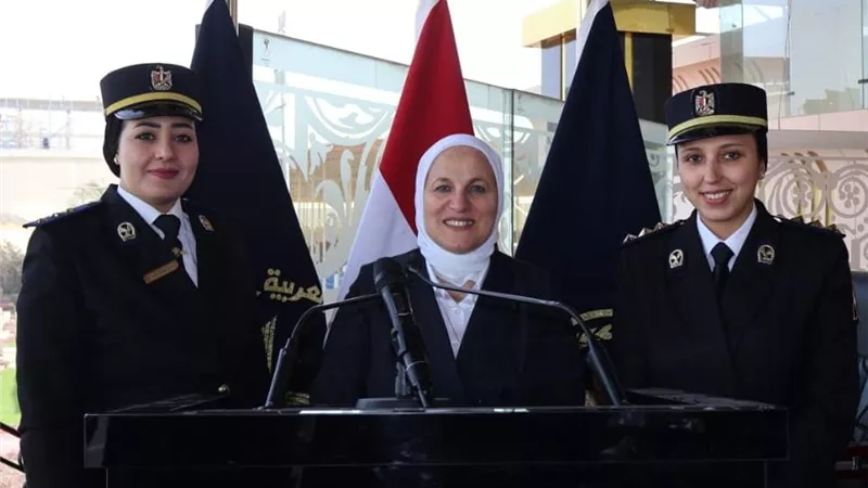 مدير «تعليم القاهرة» تهنئ الشرطة بعيدها وتؤكد من الأكاديمية: قيمة وطنية 