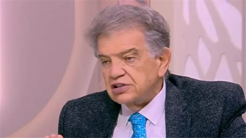 أستاذ أمراض جلدية يحذر من فرد الشعر بالبروتين في الشتاء