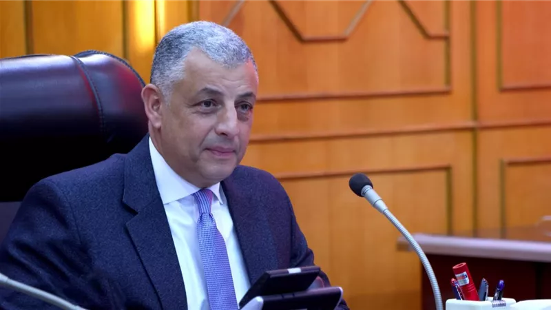 محافظ الإسماعيلية يناقش حلول ومقترحات عاجلة لانهاء مشكلات الصرف الصحي