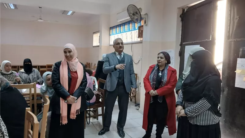 وكيل تعليم القاهرة يتابع تدريب معلمات رياض الأطفال على التدريس التفاعلي