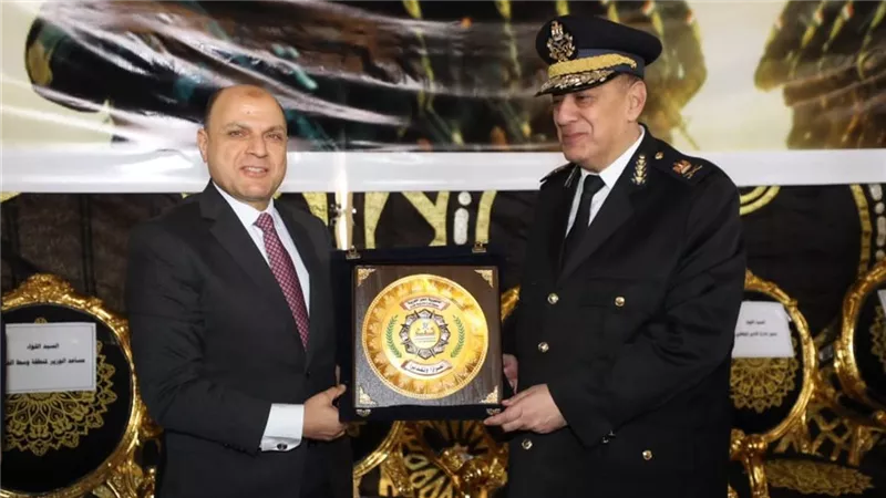 محافظ كفر الشيخ يضع إكليل الزهور على النصب التذكاري لشهداء الشرطة
