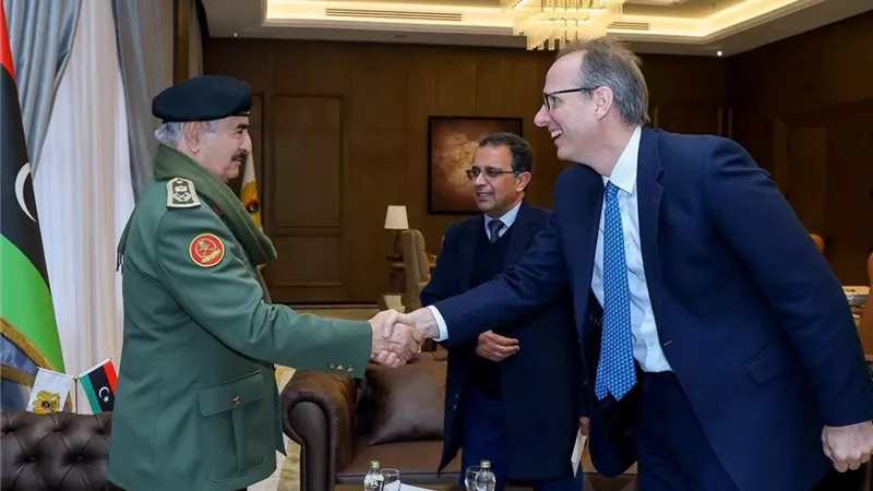 حفتر وسفير لندن يتفقان على التعاون بين البلدين اقتصاديًا وأمنيًا