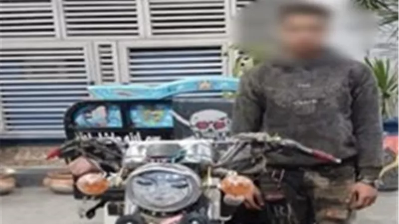 عامل خردة يتلف سيارة ملاكي ويهشم مقدمتها بطنطا والأمن يطارده| فيديو