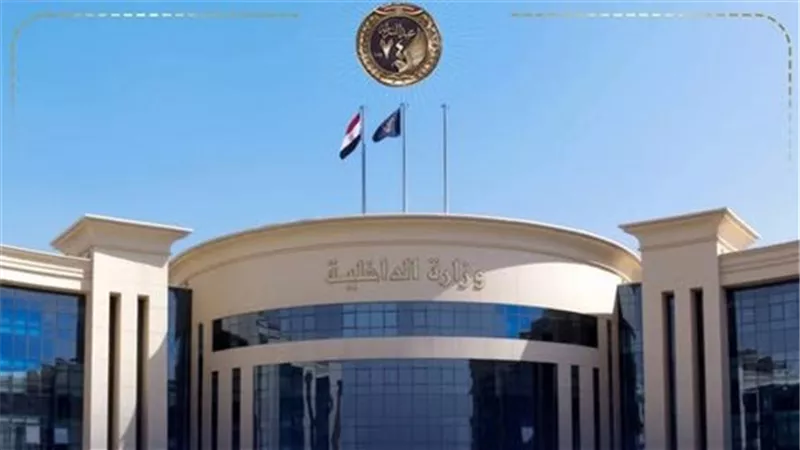 مطلوبة لتنفيذ حكم قضائي.. الداخلية تكشف حقيقة احتجاز فنانة داخل وحدة مرور