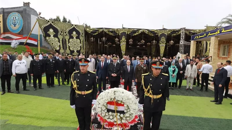  رئيس جامعة كفر الشيخ يشارك في وضع إكليل الزهورعلى النصب التذكاري للشهداء