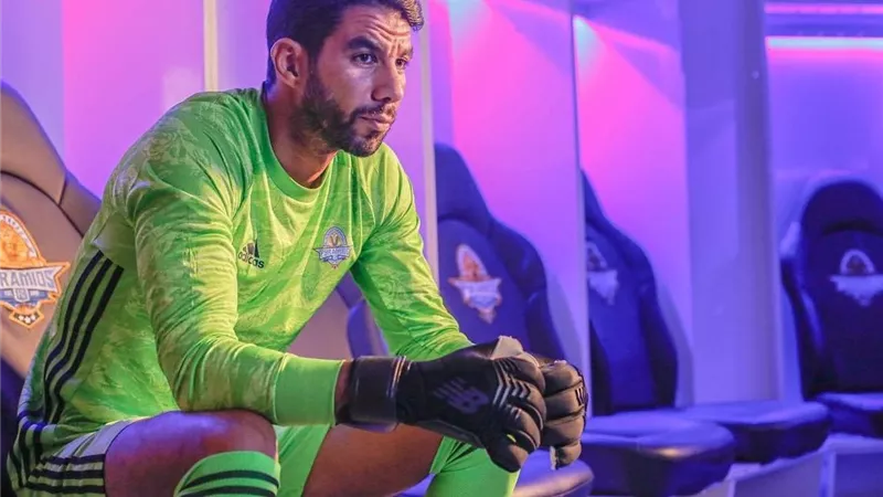 15 مليونًا سنويًا.. الحاضر الغائب يعود لحراسة مرمى بيراميدز