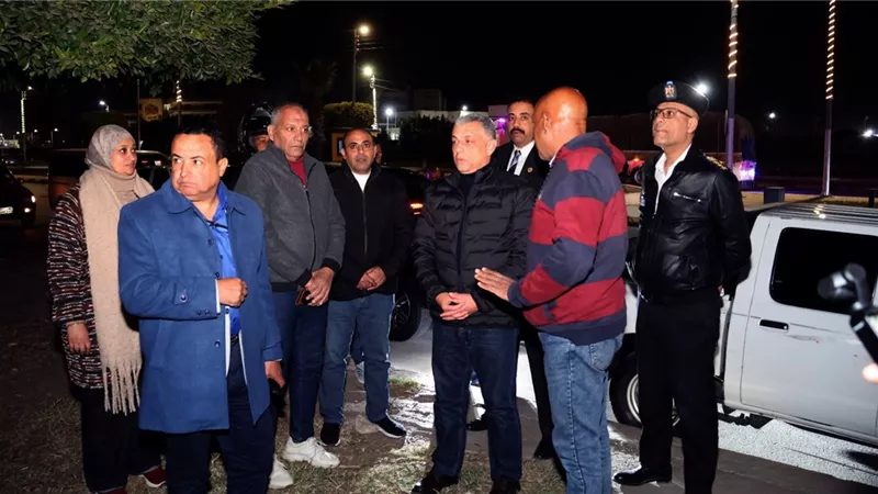 في جولة ليلية.. محافظ الإسماعيلية يقود حملة مكبرة لرفع الإشغالات