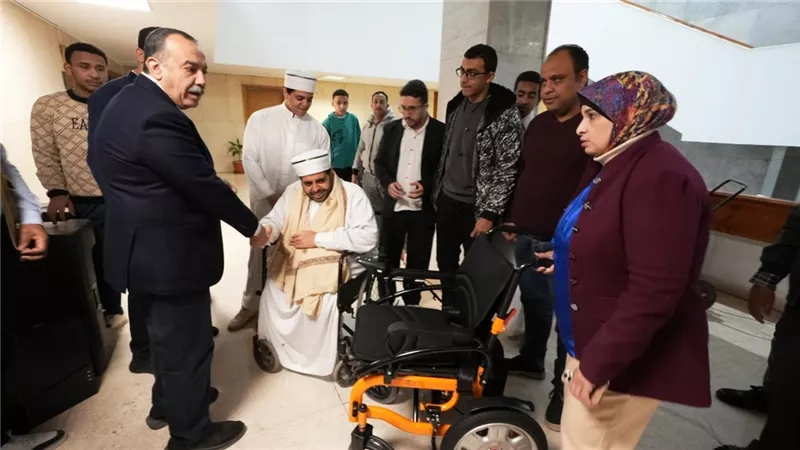 محافظ أسيوط يسلم كرسيا متحركا كهربائيا لمواطن من ذوي الإعاقة