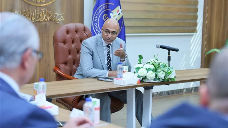 «الصيادلة» تبحث مع هيئة الدواء تنفيذ قرار سحب الأدوية منتهية الصلاحية