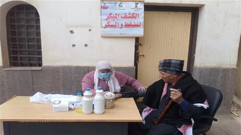 فحص 1370 مريضا في قافلة طبية بقرية كفر لبس بالمنيا
