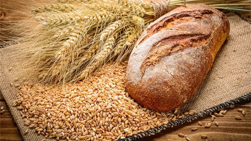 لا تأكل الخبز الأبيض.. خبراء ينصحون بتناول خبز الحبوب الكاملة لهذه الأسباب