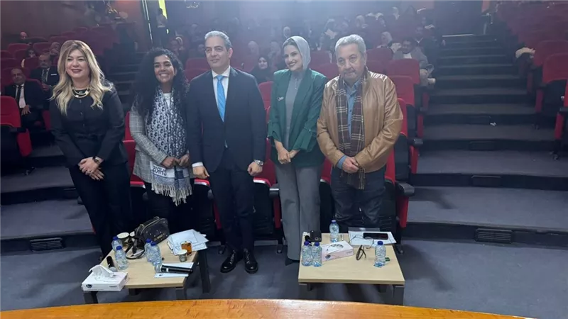 نقيب الإعلاميين يُحكِّم مشروعات تخرج طلاب كلية الإعلام بالجامعة العربية 